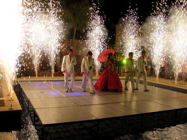 entrada de la quinceañera con pirotecnia