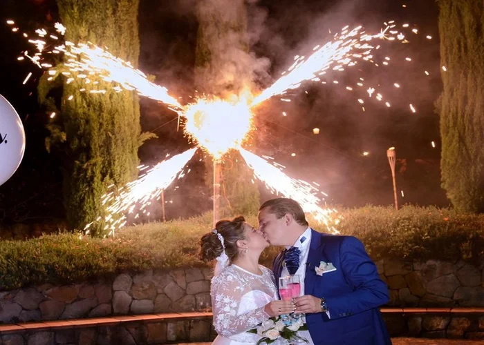 novios enfrente de pirotecnia segura