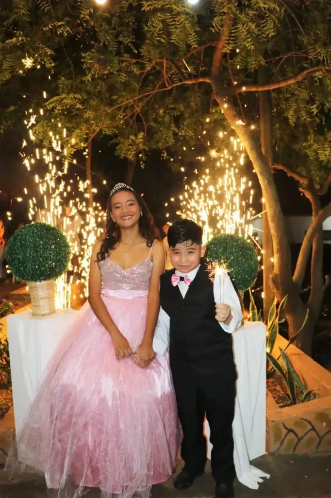 niños en fiesta de cumpleaños con pirotecnia segura