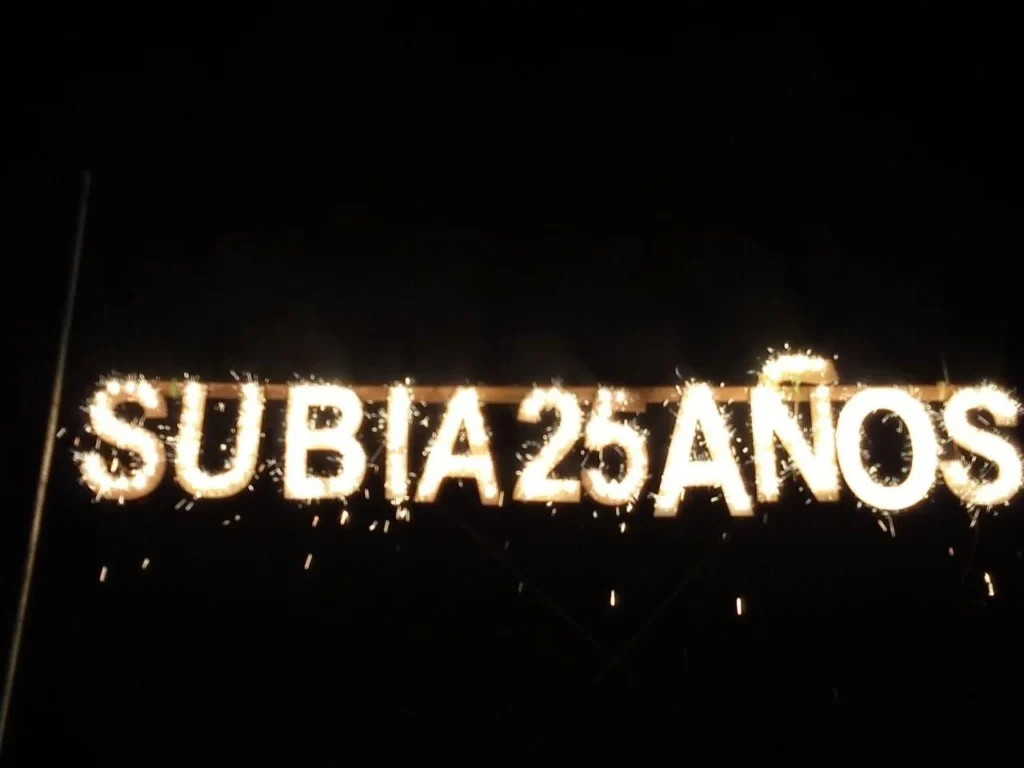 letrero luminoso con pirotecnia de cumpleaños