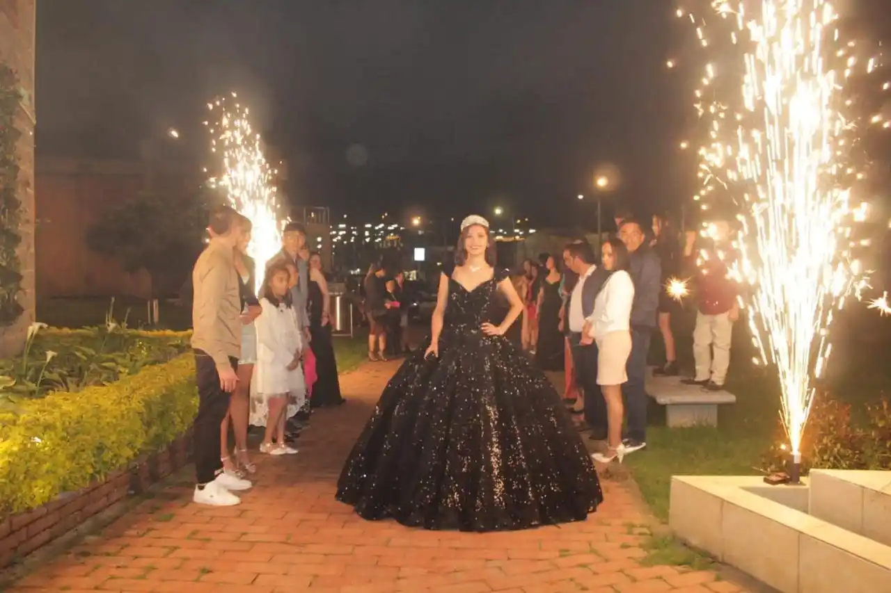luz y color en una fiesta de 15 años