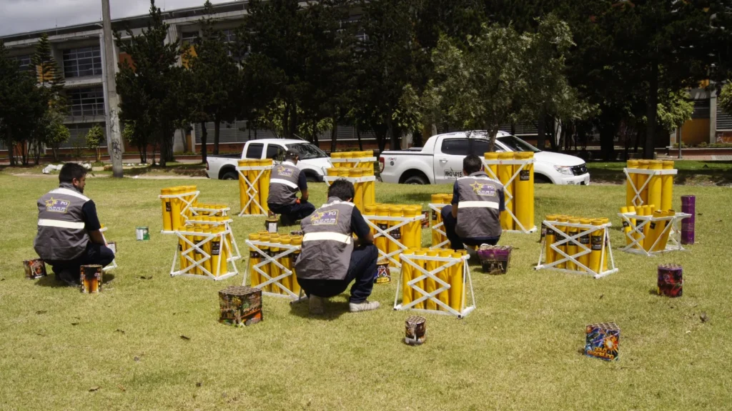 Morteros instalados en campo abierto para show pirotécnico