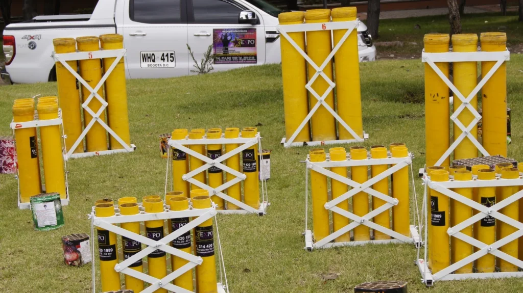 Montaje con morteros de alto impacto en evento nocturno