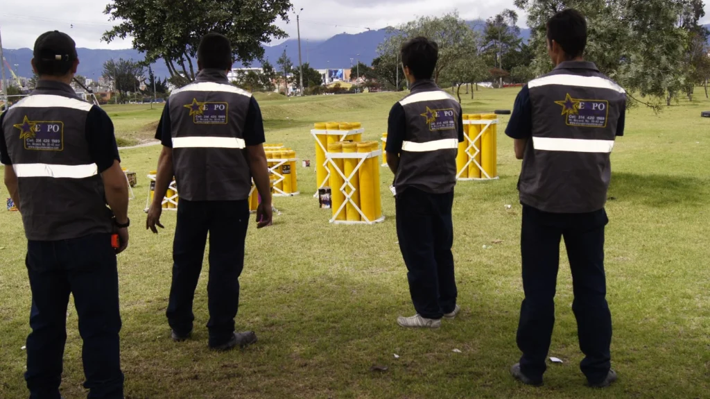 Equipo de montaje pirotécnico durante prueba técnica