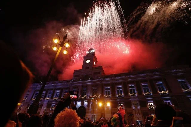 Efecto de pirotecnia en presentación musical en vivo