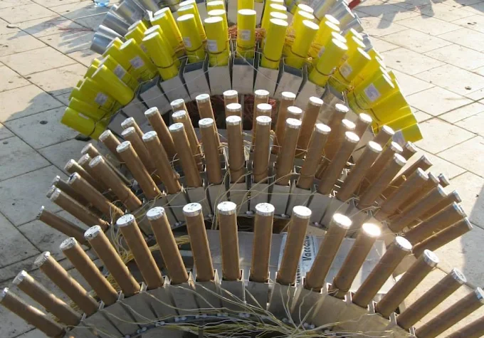 Preparación de minas pirotécnicas para espectáculo sincronizado