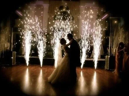 Novios bailando rodeados de efectos visuales de pirotecnia