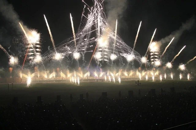 Show pirotécnico en escenario con luces sincronizadas